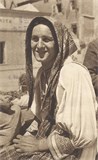 na-tržnici-dolac-seljanka-u-narodnoj-nošnji-1948..jpg