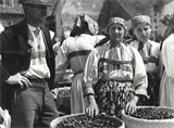 dolac-šestinčanke-prodaju-trešnje-1935..jpg